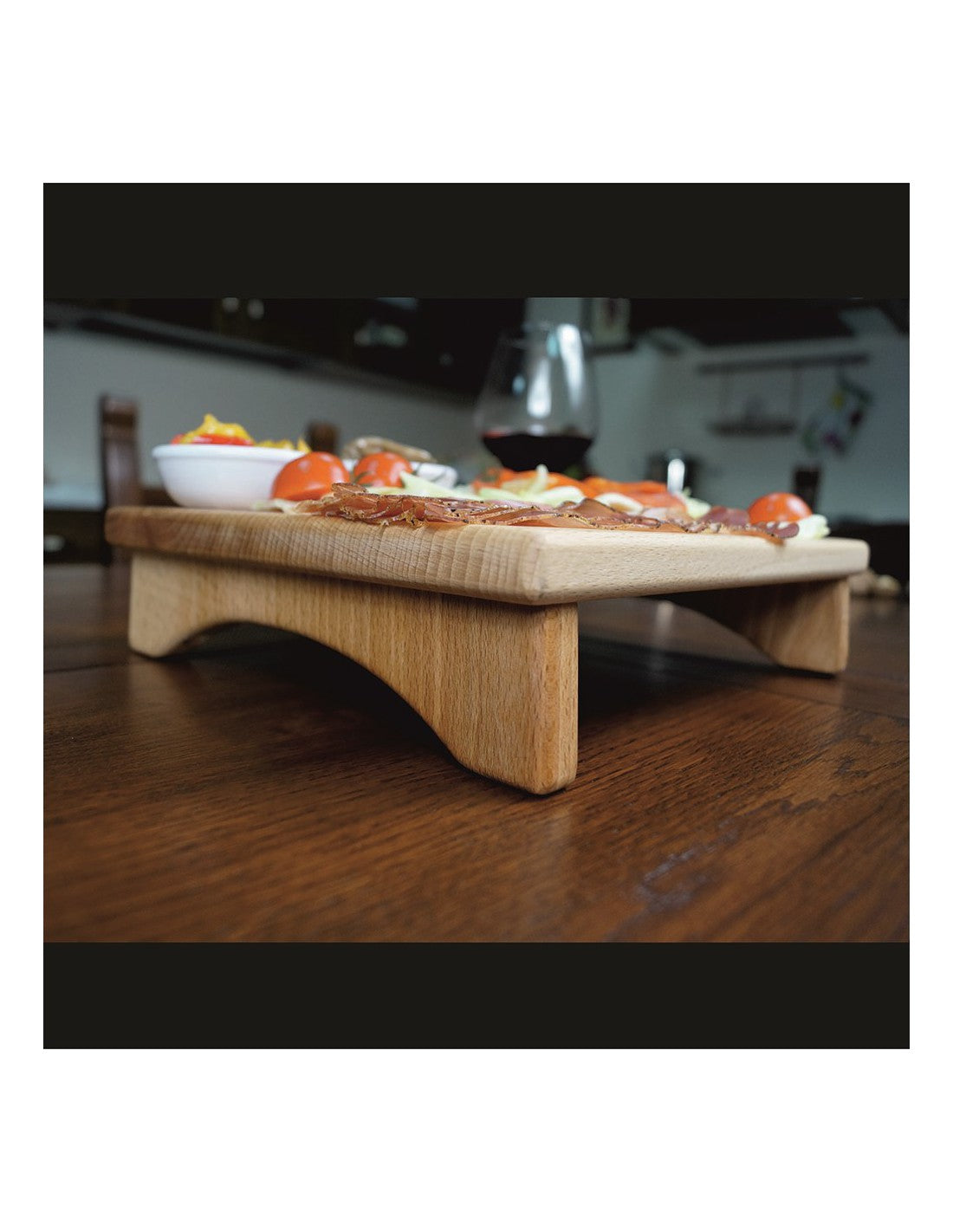 Tagliere con alzatina in legno di faggio massello completo di coppette in ceramica. L30xP25xH7 con 2 Coppette